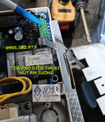 cách đầu nút nhần tường và bộ điện thoại titadoor