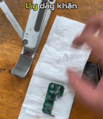 lau khô mạch remote bị rơi nước