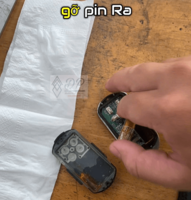 tháo pin ra khỏi remote bị rơi nước