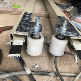 0.lắp con lăn và lá inox tự dừng (4)