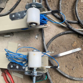 lắp con lăn và lá inox tự dừng